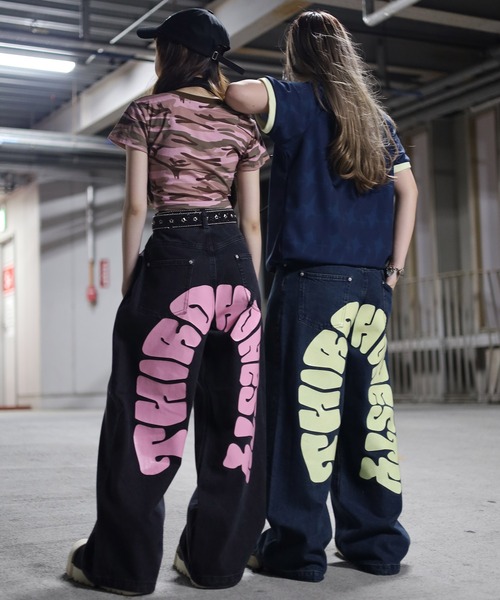 ATMARK(アットマーク)の「《2サイズ展開 / UNISEX 》バックアーチロゴ バギーデニム(デニムパンツ・メンズ・ブラック/インディゴブルー/ピンク・LARGE/MEDIUM)」の19枚目の写真