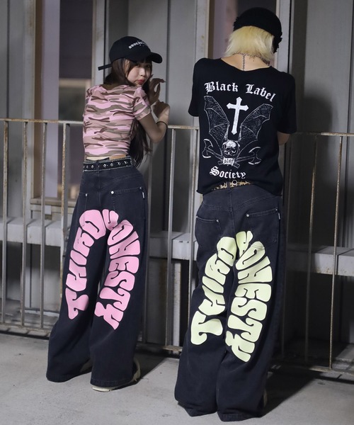 ATMARK(アットマーク)の「《2サイズ展開 / UNISEX 》バックアーチロゴ バギーデニム(デニムパンツ・メンズ・ブラック/インディゴブルー/ピンク・LARGE/MEDIUM)」の15枚目の写真