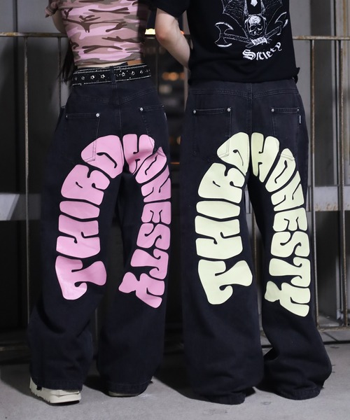 ATMARK(アットマーク)の「《2サイズ展開 / UNISEX 》バックアーチロゴ バギーデニム(デニムパンツ・メンズ・ブラック/インディゴブルー/ピンク・LARGE/MEDIUM)」の16枚目の写真