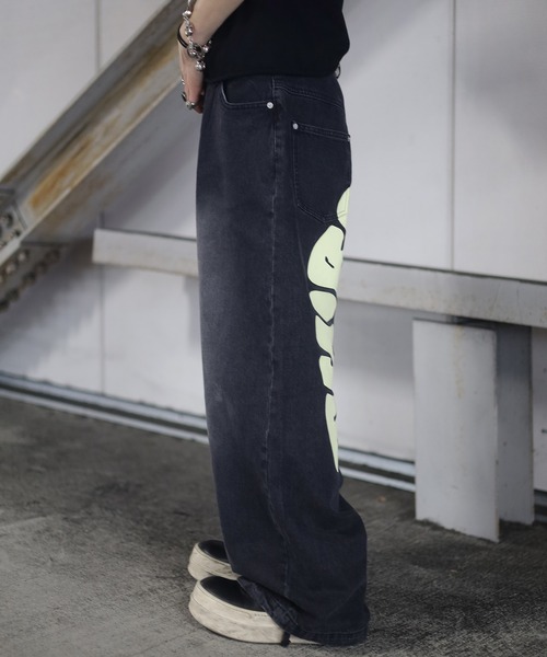 ATMARK(アットマーク)の「《2サイズ展開 / UNISEX 》バックアーチロゴ バギーデニム(デニムパンツ・メンズ・ブラック/インディゴブルー/ピンク・LARGE/MEDIUM)」の22枚目の写真