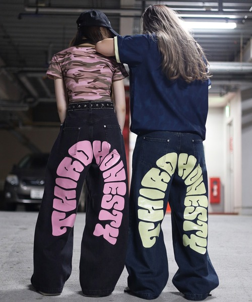 ATMARK(アットマーク)の「《2サイズ展開 / UNISEX 》バックアーチロゴ バギーデニム(デニムパンツ・メンズ・ブラック/インディゴブルー/ピンク・LARGE/MEDIUM)」の18枚目の写真