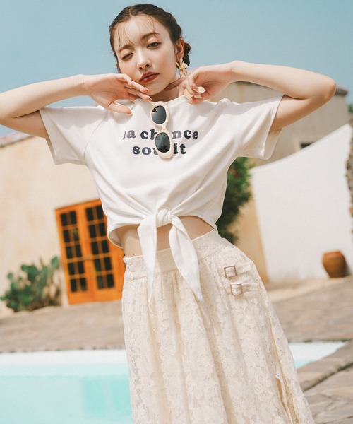 REDYAZEL(レディアゼル)の「フロントリボンTシャツ(Tシャツ/カットソー・レディース・ボルドー/ブラック/オフホワイト・FREE)」の2枚目の写真