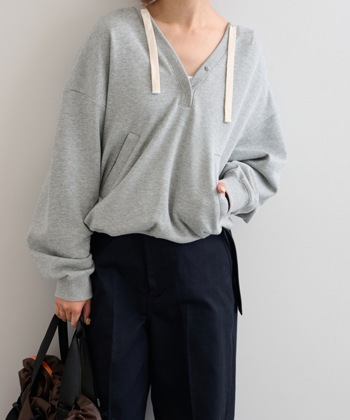 U by SPICK&SPAN（ユーバイスピックアンドスパン）の「Vネック裏毛フーディー（パーカー・レディース・ホワイト/チャコールグレー・FREE）」の2枚目の写真