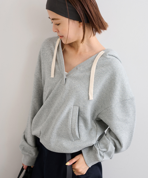 U by SPICK&SPAN（ユーバイスピックアンドスパン）の「Vネック裏毛フーディー（パーカー・レディース・ホワイト/チャコールグレー・FREE）」の3枚目の写真