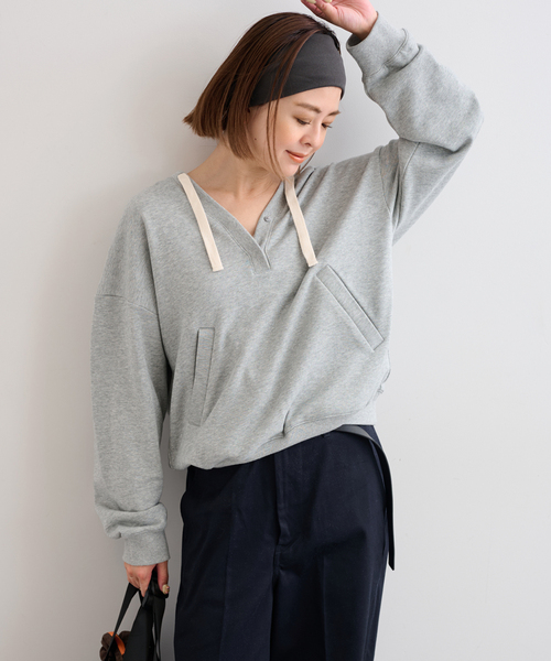 U by SPICK&SPAN（ユーバイスピックアンドスパン）の「Vネック裏毛フーディー（パーカー・レディース・ホワイト/チャコールグレー・FREE）」の4枚目の写真