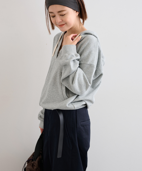 U by SPICK&SPAN（ユーバイスピックアンドスパン）の「Vネック裏毛フーディー（パーカー・レディース・ホワイト/チャコールグレー・FREE）」の5枚目の写真