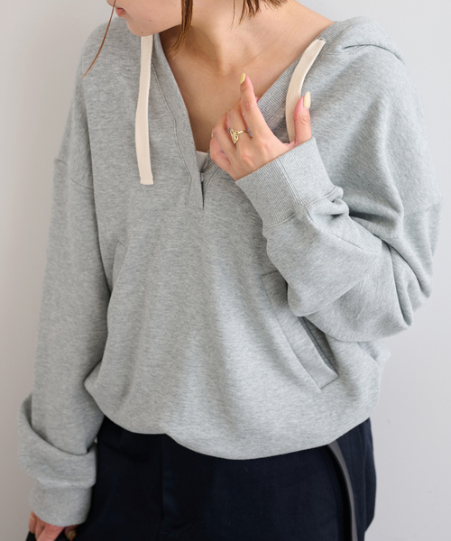 U by SPICK&SPAN（ユーバイスピックアンドスパン）の「Vネック裏毛フーディー（パーカー・レディース・ホワイト/チャコールグレー・FREE）」の6枚目の写真