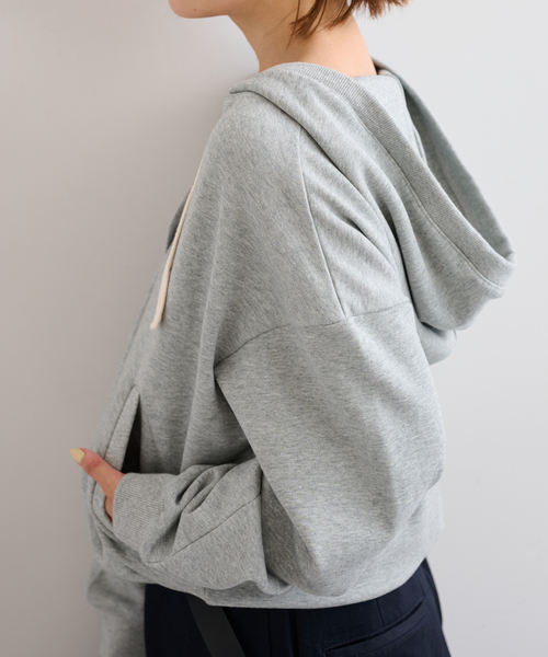 U by SPICK&SPAN（ユーバイスピックアンドスパン）の「Vネック裏毛フーディー（パーカー・レディース・ホワイト/チャコールグレー・FREE）」の7枚目の写真