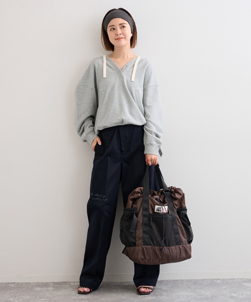 U by SPICK&SPAN（ユーバイスピックアンドスパン）の「Vネック裏毛フーディー（パーカー・レディース・ホワイト/チャコールグレー・FREE）」の8枚目の写真