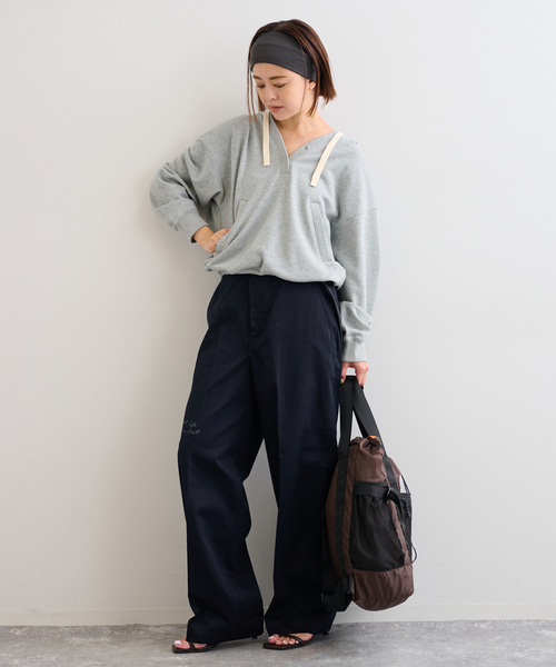 U by SPICK&SPAN（ユーバイスピックアンドスパン）の「Vネック裏毛フーディー（パーカー・レディース・ホワイト/チャコールグレー・FREE）」の10枚目の写真