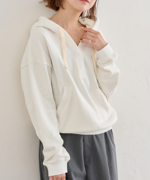 U by SPICK&SPAN（ユーバイスピックアンドスパン）の「Vネック裏毛フーディー（パーカー・レディース・ホワイト/チャコールグレー・FREE）」の14枚目の写真