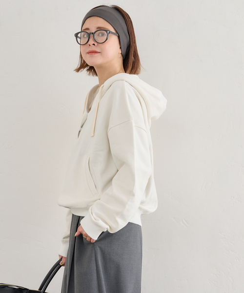 U by SPICK&SPAN（ユーバイスピックアンドスパン）の「Vネック裏毛フーディー（パーカー・レディース・ホワイト/チャコールグレー・FREE）」の16枚目の写真