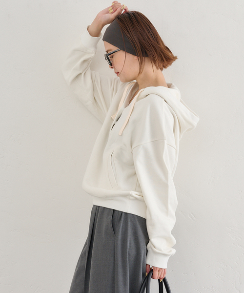 U by SPICK&SPAN（ユーバイスピックアンドスパン）の「Vネック裏毛フーディー（パーカー・レディース・ホワイト/チャコールグレー・FREE）」の17枚目の写真