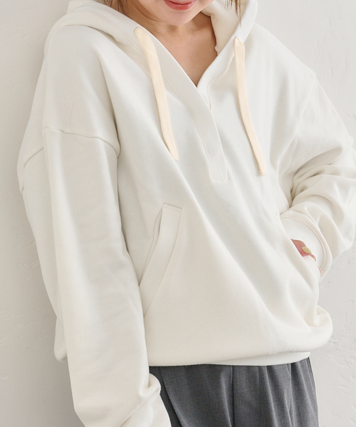 U by SPICK&SPAN（ユーバイスピックアンドスパン）の「Vネック裏毛フーディー（パーカー・レディース・ホワイト/チャコールグレー・FREE）」の19枚目の写真