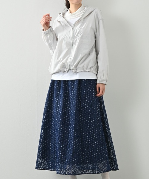 aunt lily（アントリリー）の「撥水セミシアーナイロンフォルムデザインブルゾン｜シアー 羽織り ライトアウター 大人カジュアル 体型カバー（ブルゾン・レディース・グレー/シルバー・L/M/3L/LL/S）」の2枚目の写真