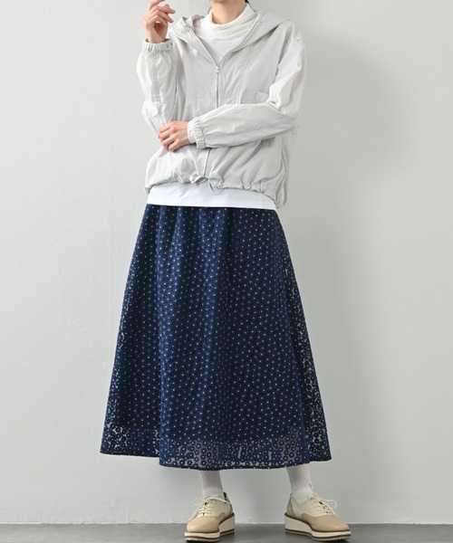 aunt lily（アントリリー）の「撥水セミシアーナイロンフォルムデザインブルゾン｜シアー 羽織り ライトアウター 大人カジュアル 体型カバー（ブルゾン・レディース・グレー/シルバー・L/M/3L/LL/S）」の5枚目の写真