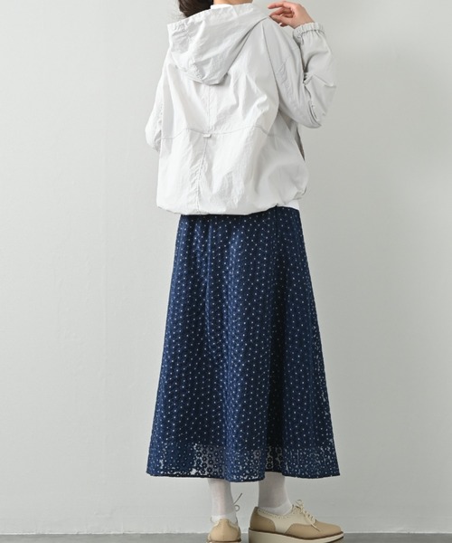 aunt lily（アントリリー）の「撥水セミシアーナイロンフォルムデザインブルゾン｜シアー 羽織り ライトアウター 大人カジュアル 体型カバー（ブルゾン・レディース・グレー/シルバー・L/M/3L/LL/S）」の4枚目の写真