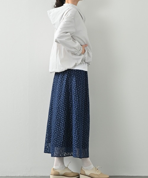 aunt lily（アントリリー）の「撥水セミシアーナイロンフォルムデザインブルゾン｜シアー 羽織り ライトアウター 大人カジュアル 体型カバー（ブルゾン・レディース・グレー/シルバー・L/M/3L/LL/S）」の6枚目の写真