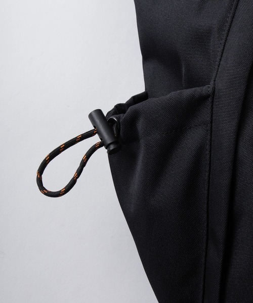 UNIVERSAL OVERALL（ユニバーサルオーバーオール）の「【94】【UNIVERSAL OVERALL/ユニバーサルオーバーオール】ワンポイント Uロゴ ピスネームタグデザイン ワンショルダー ボディワラバッグ/12L（ボディバッグ/ウエストポーチ・メンズ・ブラック/チャコールグレー/ライトグレー/ネイビー・FREE）」の11枚目の写真