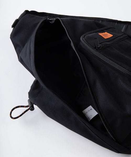 UNIVERSAL OVERALL（ユニバーサルオーバーオール）の「【94】【UNIVERSAL OVERALL/ユニバーサルオーバーオール】ワンポイント Uロゴ ピスネームタグデザイン ワンショルダー ボディワラバッグ/12L（ボディバッグ/ウエストポーチ・メンズ・ブラック/チャコールグレー/ライトグレー/ネイビー・FREE）」の12枚目の写真