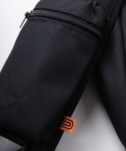 UNIVERSAL OVERALL（ユニバーサルオーバーオール）の「【94】【UNIVERSAL OVERALL/ユニバーサルオーバーオール】ワンポイント Uロゴ ピスネームタグデザイン ワンショルダー ボディワラバッグ/12L（ボディバッグ/ウエストポーチ・メンズ・ブラック/チャコールグレー/ライトグレー/ネイビー・FREE）」の15枚目の写真