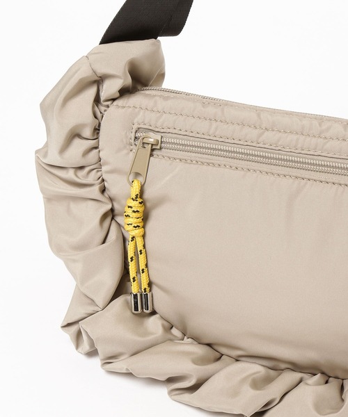 THEATRE PRODUCTS（シアタープロダクツ）の「THEATRE PRODUCTS(シアタープロダクツ)/別注パフフリルラウンドショルダー（ショルダーバッグ・レディース・ブラック/グレイッシュベージュ・FREE）」の18枚目の写真