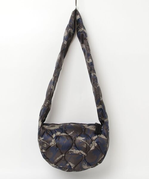 fridge（フリッジ）の「【TAION】タイオン MILITARY BANANA SHOULDER DOWN BAG-M＜MILITARY／SOFT SHELL＞ TAION-BBG02ALSML-1-M（ショルダーバッグ・メンズ・その他/ブラック/グリーン/その他1/ベージュ・ONESIZE）」の6枚目の写真