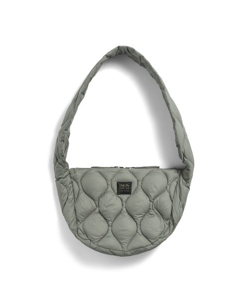 fridge（フリッジ）の「【TAION】タイオン MILITARY BANANA SHOULDER DOWN BAG-M＜MILITARY／SOFT SHELL＞ TAION-BBG02ALSML-1-M（ショルダーバッグ・メンズ・その他/ブラック/グリーン/その他1/ベージュ・ONESIZE）」の3枚目の写真