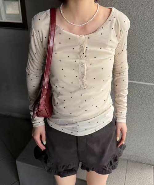 mebole(メボレ)の「Airy Dot Button Top(Tシャツ/カットソー・レディース・アイボリー/グレー・FREE)」の3枚目の写真