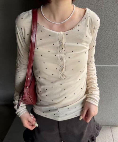 mebole(メボレ)の「Airy Dot Button Top(Tシャツ/カットソー・レディース・アイボリー/グレー・FREE)」の4枚目の写真