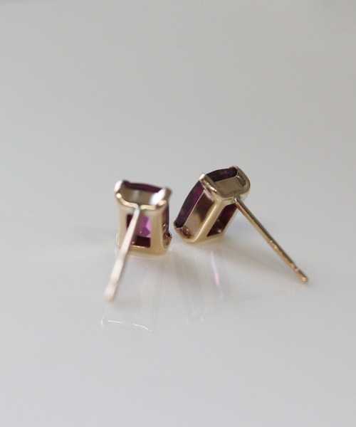 cui-cui（キュイキュイ）の「ロードライトガーネット レクタングル ピアス | K10YG（ピアス（両耳用）・レディース・パープル・FREE）」の4枚目の写真