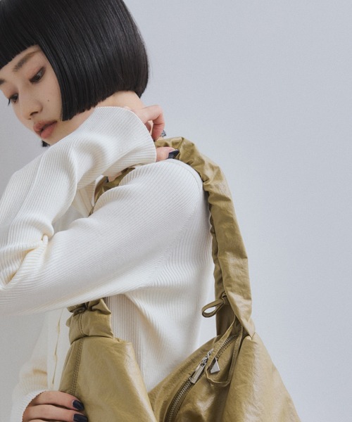 ADAM ET ROPE'(アダムエロペ)の「ボックスギャザーワンショルダーバッグ(ショルダーバッグ・レディース・ベージュ/ブラック・FREE)」の5枚目の写真