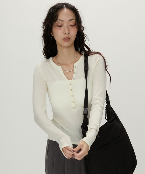 NUJOH（ヌゾ）の「Luna Curve Button Tee / ルナカーブボタンTシャツ（Tシャツ/カットソー・レディース・ホワイト/チャコールグレー/グレイッシュベージュ・FREE）」の2枚目の写真