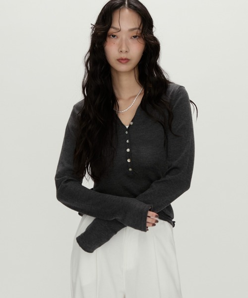 NUJOH（ヌゾ）の「Luna Curve Button Tee / ルナカーブボタンTシャツ（Tシャツ/カットソー・レディース・ホワイト/チャコールグレー/グレイッシュベージュ・FREE）」の3枚目の写真