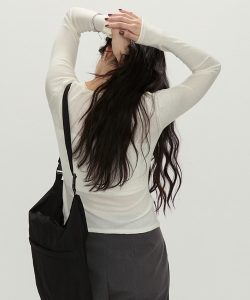 NUJOH（ヌゾ）の「Luna Curve Button Tee / ルナカーブボタンTシャツ（Tシャツ/カットソー・レディース・ホワイト/チャコールグレー/グレイッシュベージュ・FREE）」の7枚目の写真