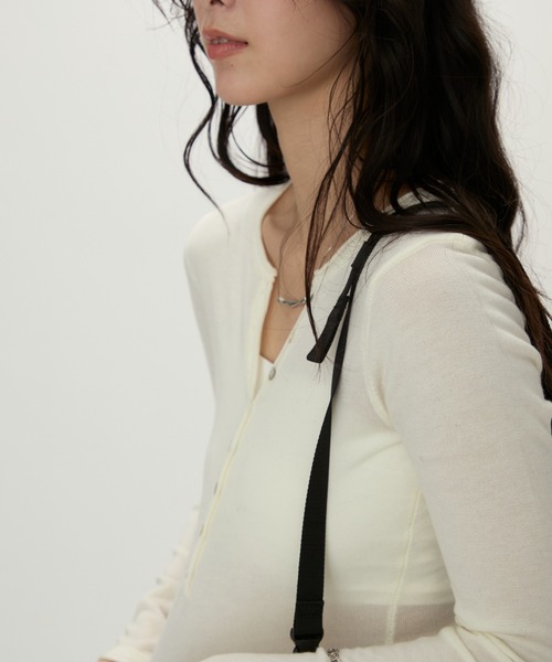 NUJOH（ヌゾ）の「Luna Curve Button Tee / ルナカーブボタンTシャツ（Tシャツ/カットソー・レディース・ホワイト/チャコールグレー/グレイッシュベージュ・FREE）」の18枚目の写真