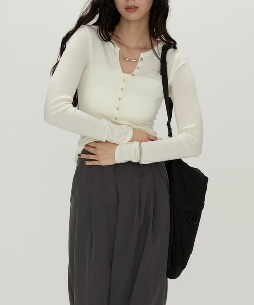 NUJOH（ヌゾ）の「Luna Curve Button Tee / ルナカーブボタンTシャツ（Tシャツ/カットソー・レディース・ホワイト/チャコールグレー/グレイッシュベージュ・FREE）」の9枚目の写真