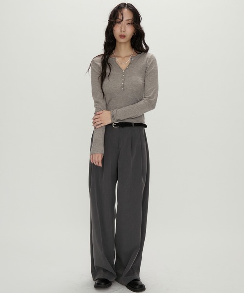 NUJOH（ヌゾ）の「Luna Curve Button Tee / ルナカーブボタンTシャツ（Tシャツ/カットソー・レディース・ホワイト/チャコールグレー/グレイッシュベージュ・FREE）」の22枚目の写真