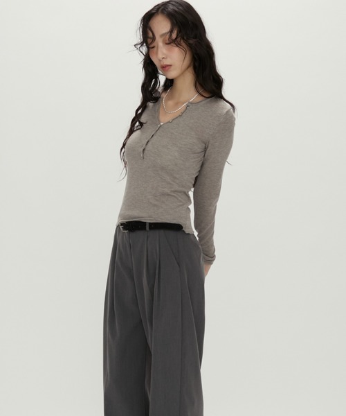 NUJOH（ヌゾ）の「Luna Curve Button Tee / ルナカーブボタンTシャツ（Tシャツ/カットソー・レディース・ホワイト/チャコールグレー/グレイッシュベージュ・FREE）」の17枚目の写真