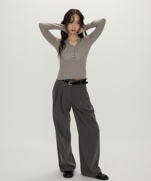 NUJOH（ヌゾ）の「Luna Curve Button Tee / ルナカーブボタンTシャツ（Tシャツ/カットソー・レディース・ホワイト/チャコールグレー/グレイッシュベージュ・FREE）」の8枚目の写真