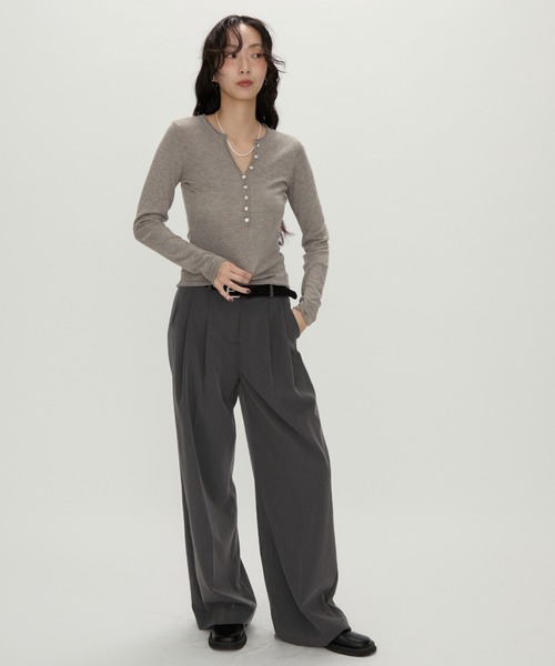 NUJOH（ヌゾ）の「Luna Curve Button Tee / ルナカーブボタンTシャツ（Tシャツ/カットソー・レディース・ホワイト/チャコールグレー/グレイッシュベージュ・FREE）」の12枚目の写真