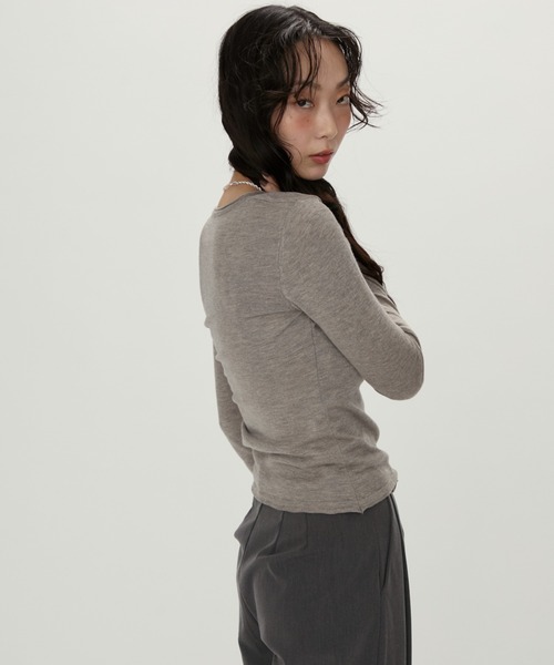 NUJOH（ヌゾ）の「Luna Curve Button Tee / ルナカーブボタンTシャツ（Tシャツ/カットソー・レディース・ホワイト/チャコールグレー/グレイッシュベージュ・FREE）」の20枚目の写真