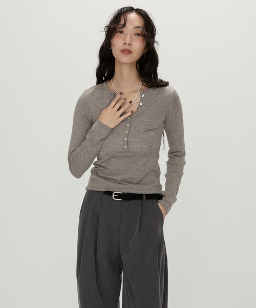 NUJOH（ヌゾ）の「Luna Curve Button Tee / ルナカーブボタンTシャツ（Tシャツ/カットソー・レディース・ホワイト/チャコールグレー/グレイッシュベージュ・FREE）」の15枚目の写真