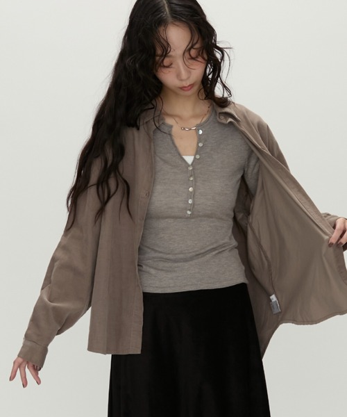 NUJOH（ヌゾ）の「Luna Curve Button Tee / ルナカーブボタンTシャツ（Tシャツ/カットソー・レディース・ホワイト/チャコールグレー/グレイッシュベージュ・FREE）」の19枚目の写真