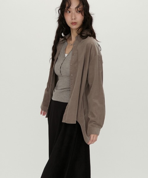 NUJOH（ヌゾ）の「Luna Curve Button Tee / ルナカーブボタンTシャツ（Tシャツ/カットソー・レディース・ホワイト/チャコールグレー/グレイッシュベージュ・FREE）」の10枚目の写真