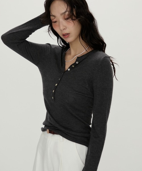 NUJOH（ヌゾ）の「Luna Curve Button Tee / ルナカーブボタンTシャツ（Tシャツ/カットソー・レディース・ホワイト/チャコールグレー/グレイッシュベージュ・FREE）」の6枚目の写真