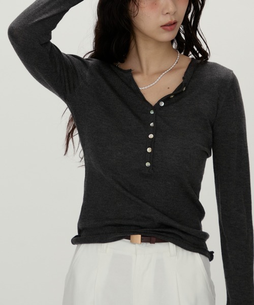 NUJOH（ヌゾ）の「Luna Curve Button Tee / ルナカーブボタンTシャツ（Tシャツ/カットソー・レディース・ホワイト/チャコールグレー/グレイッシュベージュ・FREE）」の21枚目の写真