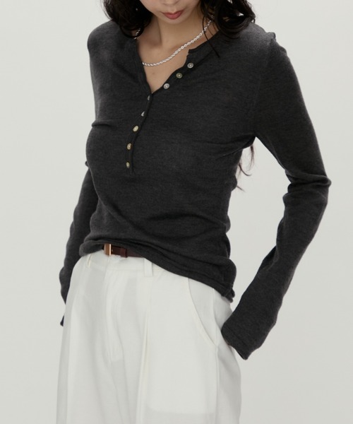 NUJOH（ヌゾ）の「Luna Curve Button Tee / ルナカーブボタンTシャツ（Tシャツ/カットソー・レディース・ホワイト/チャコールグレー/グレイッシュベージュ・FREE）」の11枚目の写真