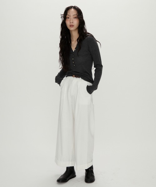 NUJOH（ヌゾ）の「Luna Curve Button Tee / ルナカーブボタンTシャツ（Tシャツ/カットソー・レディース・ホワイト/チャコールグレー/グレイッシュベージュ・FREE）」の4枚目の写真