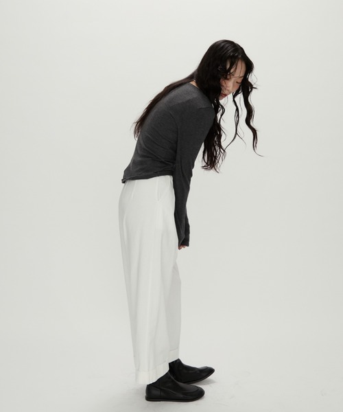 NUJOH（ヌゾ）の「Luna Curve Button Tee / ルナカーブボタンTシャツ（Tシャツ/カットソー・レディース・ホワイト/チャコールグレー/グレイッシュベージュ・FREE）」の5枚目の写真